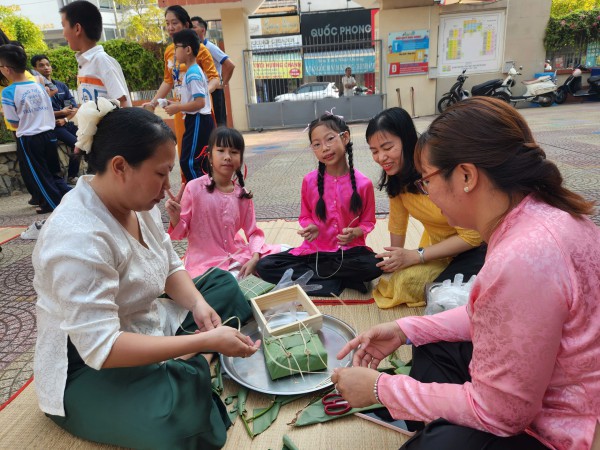 Câu chuyện xúc động sau nồi bánh chưng ở sân trường