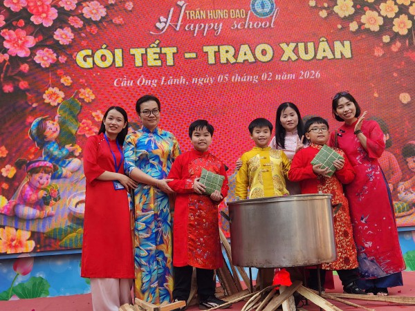 Câu chuyện xúc động sau nồi bánh chưng ở sân trường