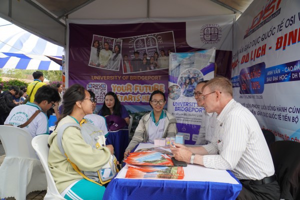 ”Chen chân” đến với gian hàng Tư vấn mùa thi tại phố biển Nha Trang