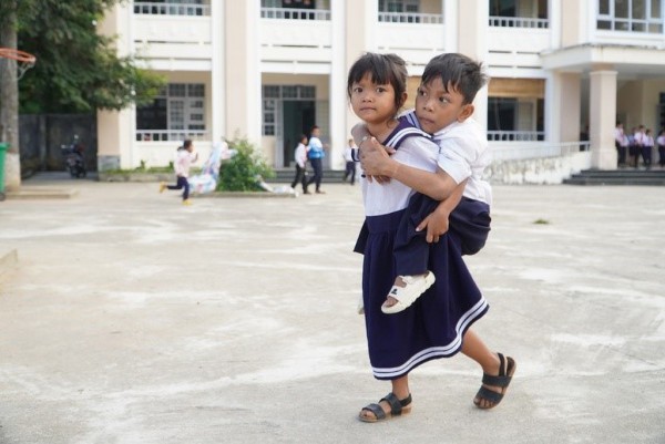 Cô bé lớp 1 cõng bạn đến trường