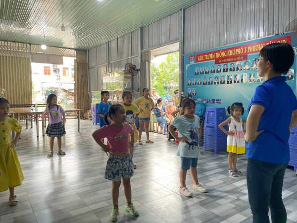 Cô giáo mầm non ‘kute’ dạy nhảy miễn phí cho trẻ em ngày hè