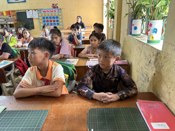 Cô giáo thành phố lên Mù Cang Chải dạy tiếng Anh Cô giáo thành phố lên Mù Cang Chải dạy tiếng Anh