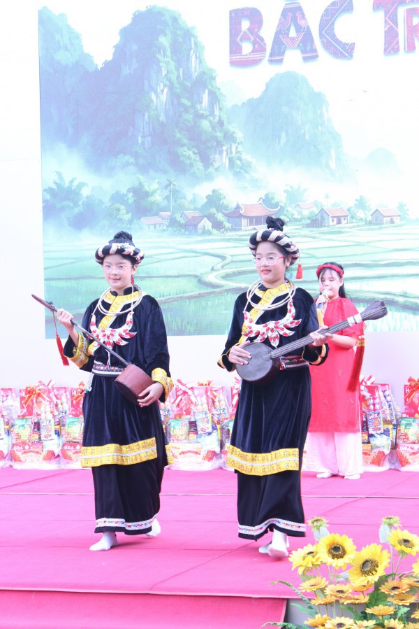 Cô hiệu trưởng ở TP.HCM mặc trang phục Mông, vui tết cùng học trò