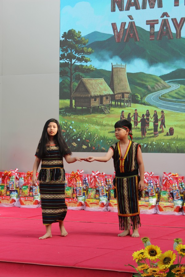 Cô hiệu trưởng ở TP.HCM mặc trang phục Mông, vui tết cùng học trò