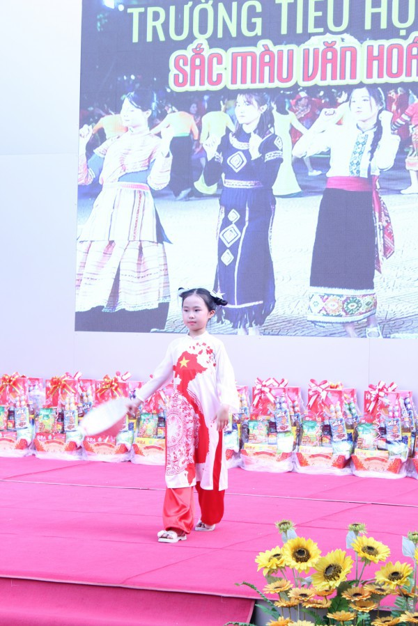 Cô hiệu trưởng ở TP.HCM mặc trang phục Mông, vui tết cùng học trò