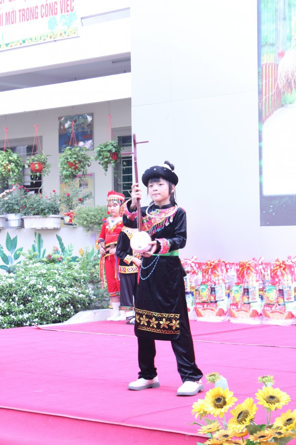 Cô hiệu trưởng ở TP.HCM mặc trang phục Mông, vui tết cùng học trò