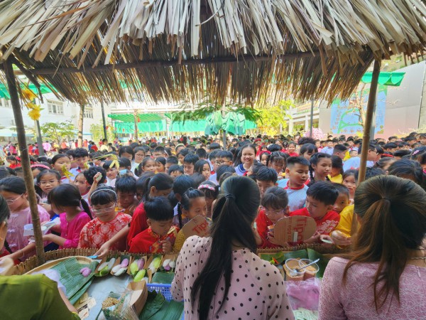 Cô hiệu trưởng ở TP.HCM mặc trang phục Mông, vui tết cùng học trò