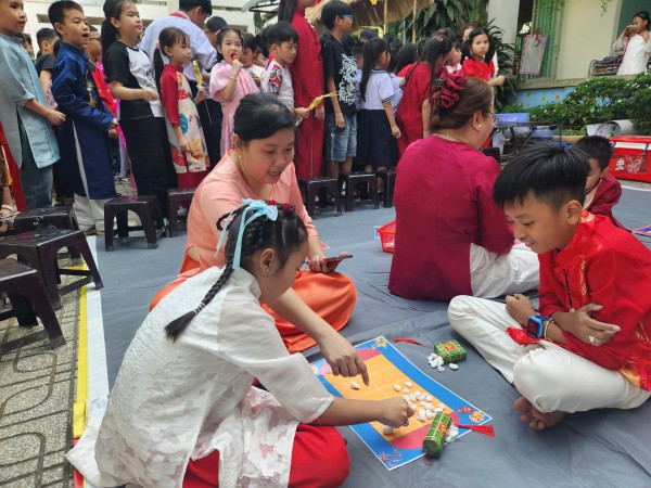 Cô hiệu trưởng ở TP.HCM mặc trang phục Mông, vui tết cùng học trò