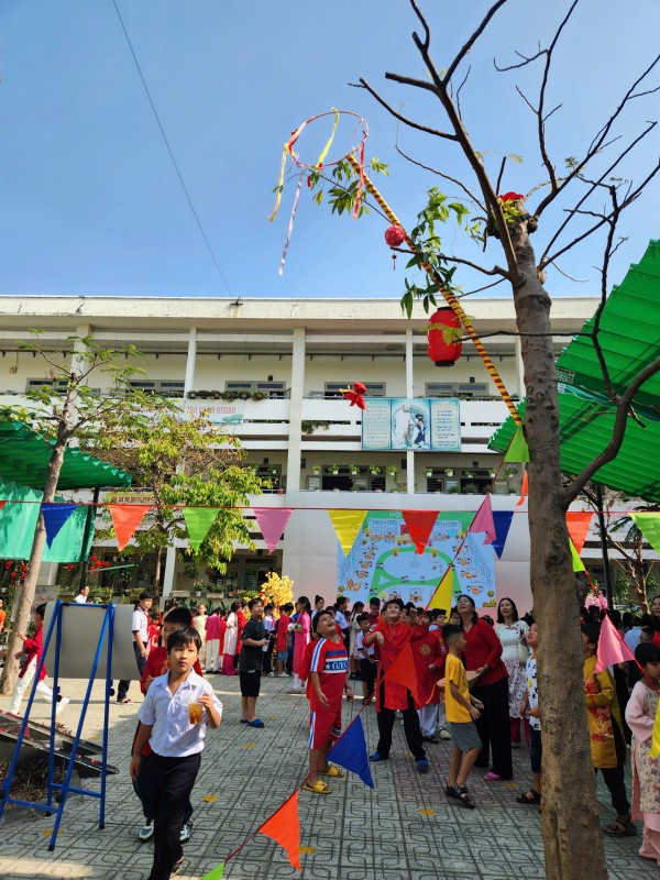 Cô hiệu trưởng ở TP.HCM mặc trang phục Mông, vui tết cùng học trò