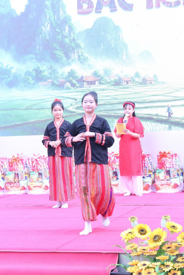 Cô hiệu trưởng ở TP.HCM mặc trang phục Mông, vui tết cùng học trò