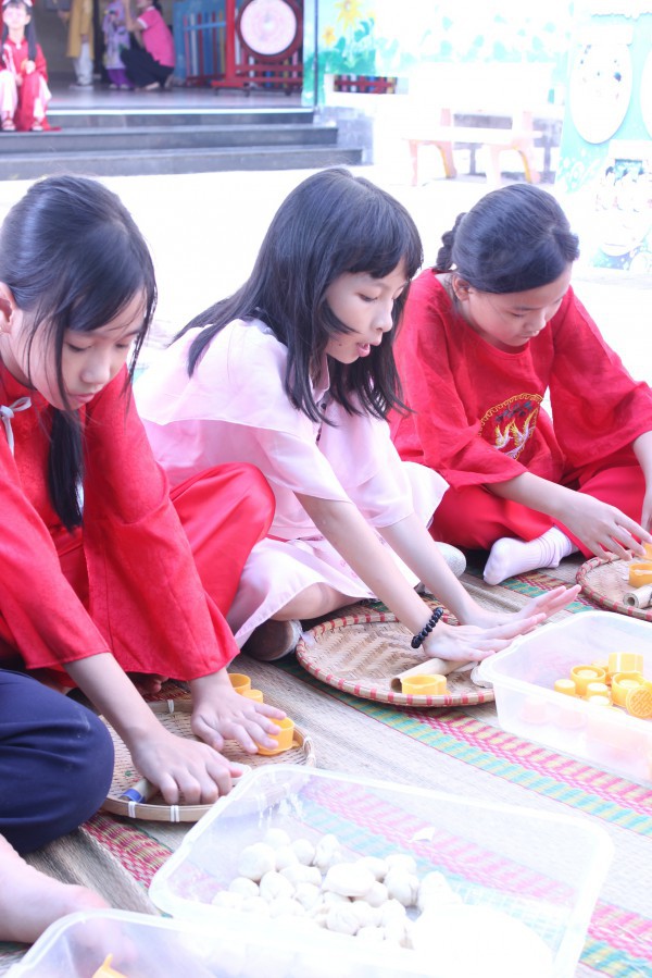 Cô hiệu trưởng ở TP.HCM mặc trang phục Mông, vui tết cùng học trò