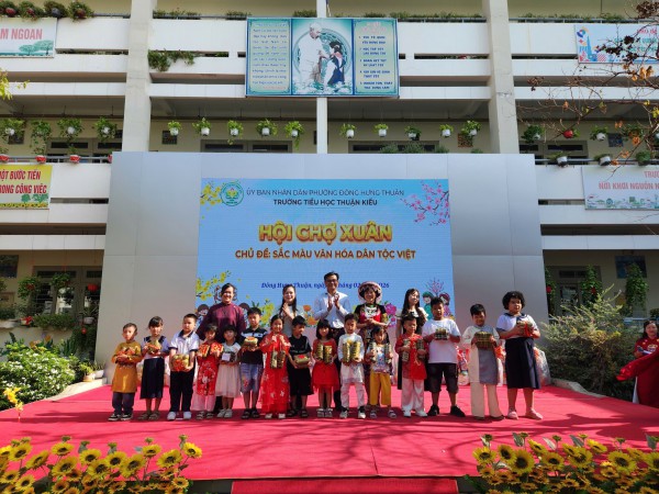 Cô hiệu trưởng ở TP.HCM mặc trang phục Mông, vui tết cùng học trò