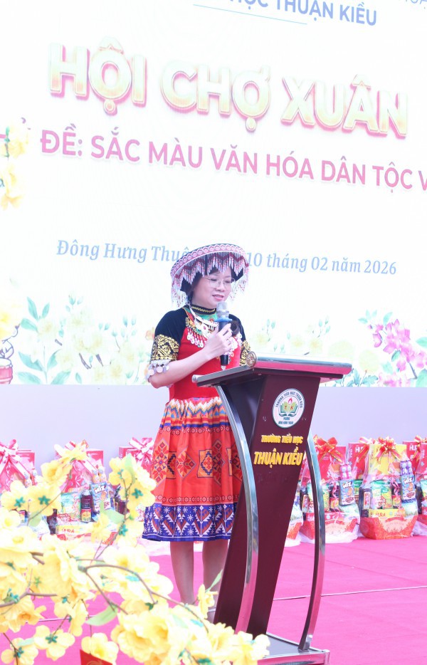 Cô hiệu trưởng ở TP.HCM mặc trang phục Mông, vui tết cùng học trò