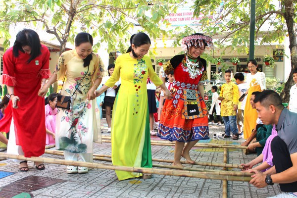 Cô hiệu trưởng ở TP.HCM mặc trang phục Mông, vui tết cùng học trò