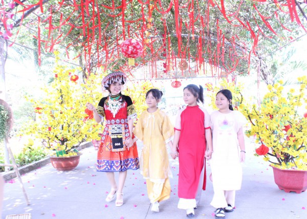 Cô hiệu trưởng ở TP.HCM mặc trang phục Mông, vui tết cùng học trò