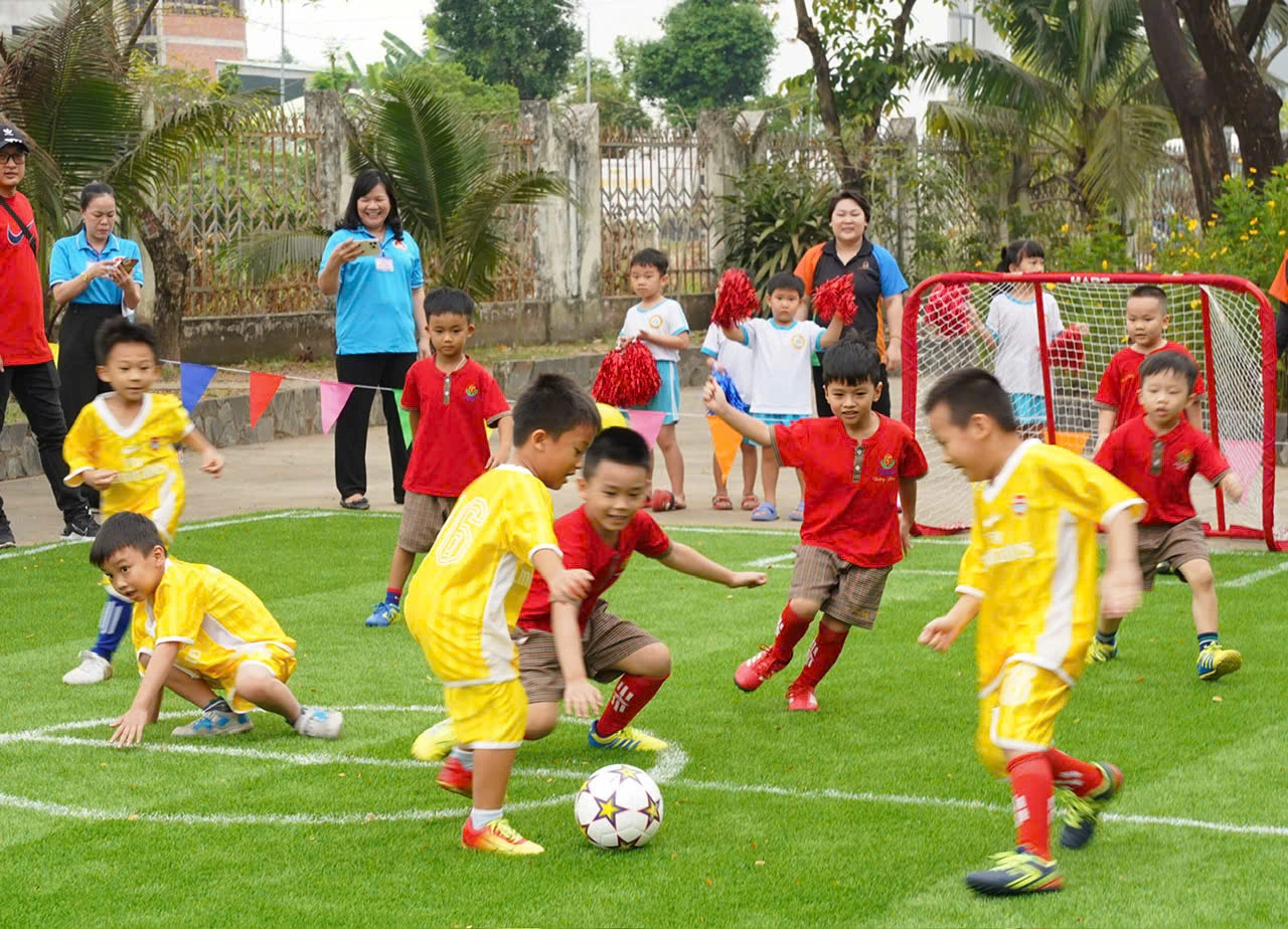 Cười hết cỡ trong ngày hội thể thao của trẻ mầm non Cười hết cỡ trong ngày hội thể thao của trẻ mầm non