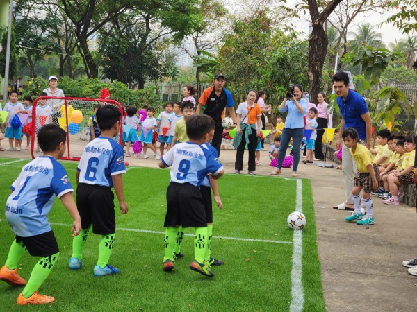 Cười hết cỡ trong ngày hội thể thao của trẻ mầm non Cười hết cỡ trong ngày hội thể thao của trẻ mầm non