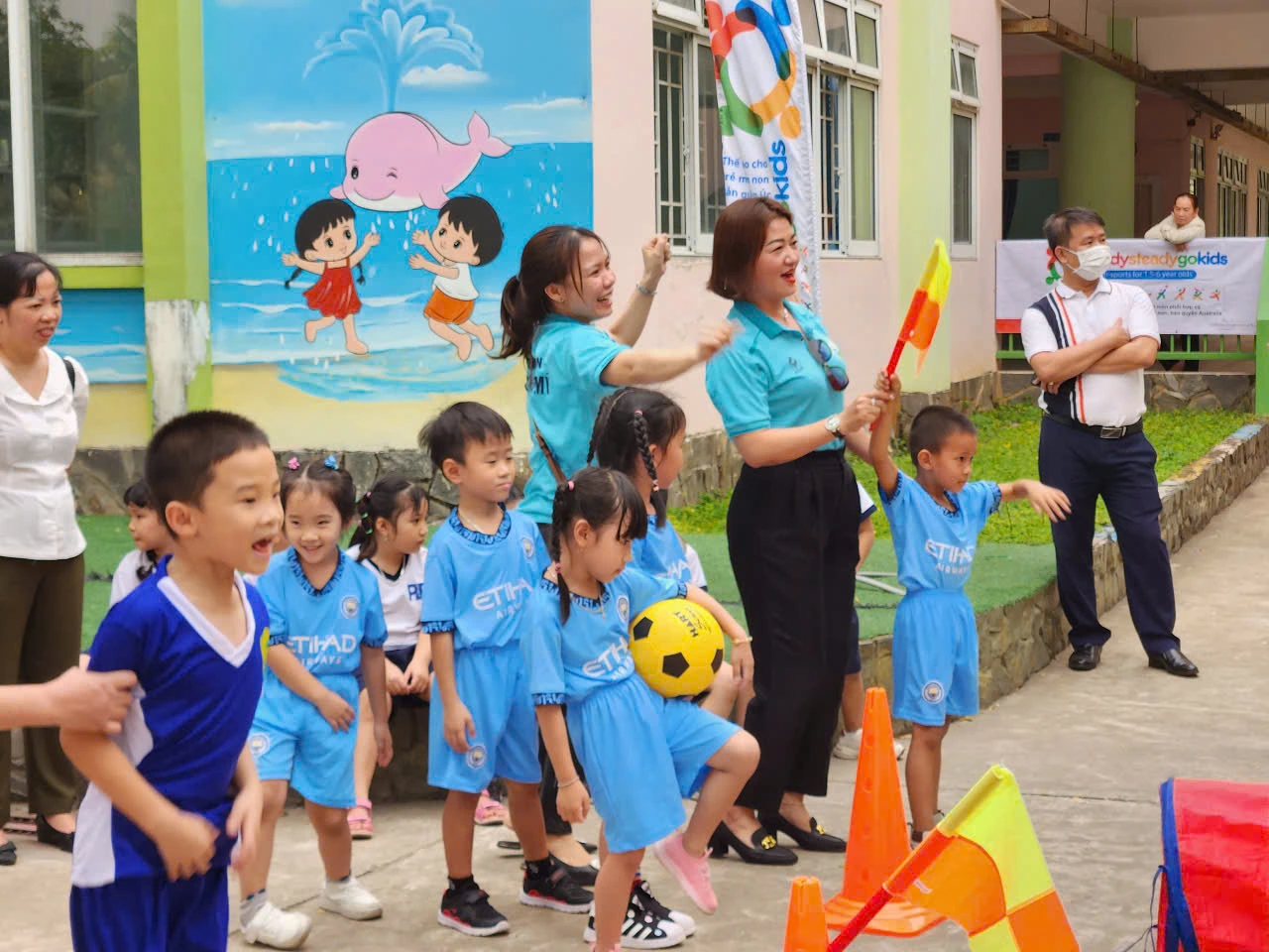 Cười hết cỡ trong ngày hội thể thao của trẻ mầm non Cười hết cỡ trong ngày hội thể thao của trẻ mầm non
