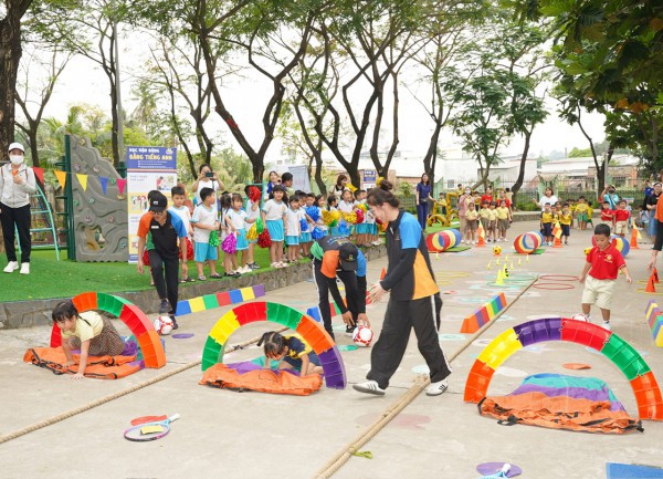 Cười hết cỡ trong ngày hội thể thao của trẻ mầm non Cười hết cỡ trong ngày hội thể thao của trẻ mầm non