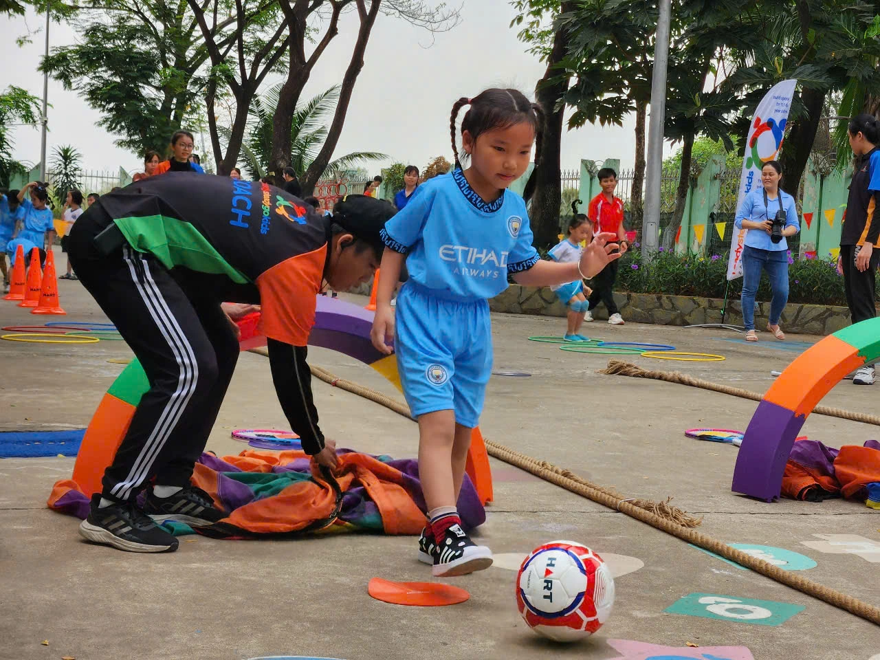 Cười hết cỡ trong ngày hội thể thao của trẻ mầm non Cười hết cỡ trong ngày hội thể thao của trẻ mầm non