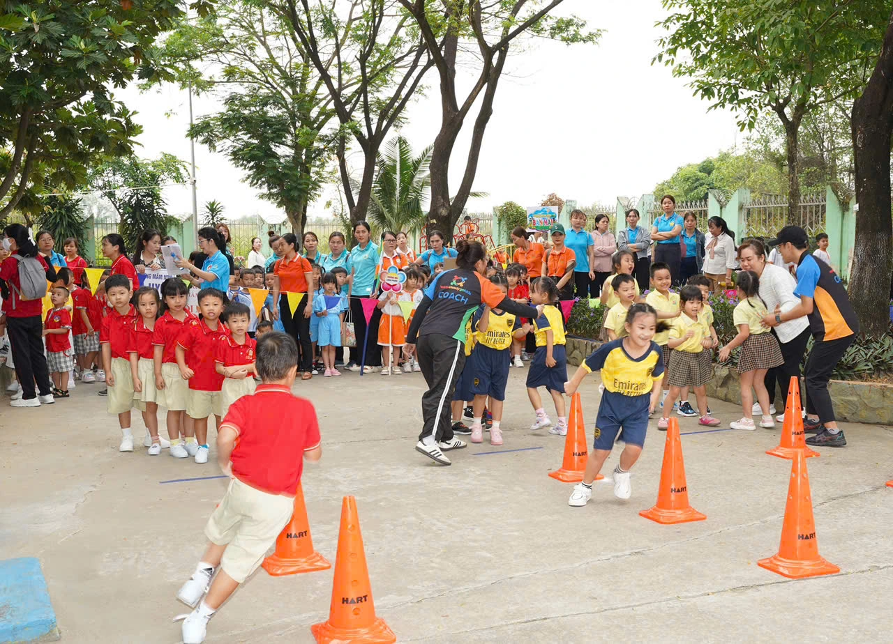 Cười hết cỡ trong ngày hội thể thao của trẻ mầm non Cười hết cỡ trong ngày hội thể thao của trẻ mầm non