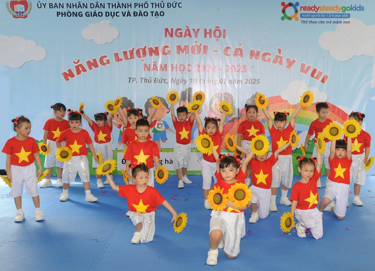 Cười hết cỡ trong ngày hội thể thao của trẻ mầm non Cười hết cỡ trong ngày hội thể thao của trẻ mầm non