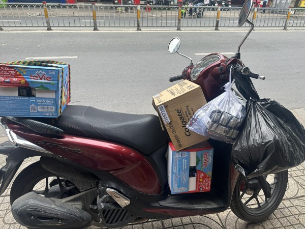 Cứu trợ miền Trung: Thùng nước của thầy giáo và tấm lòng người Phú Yên