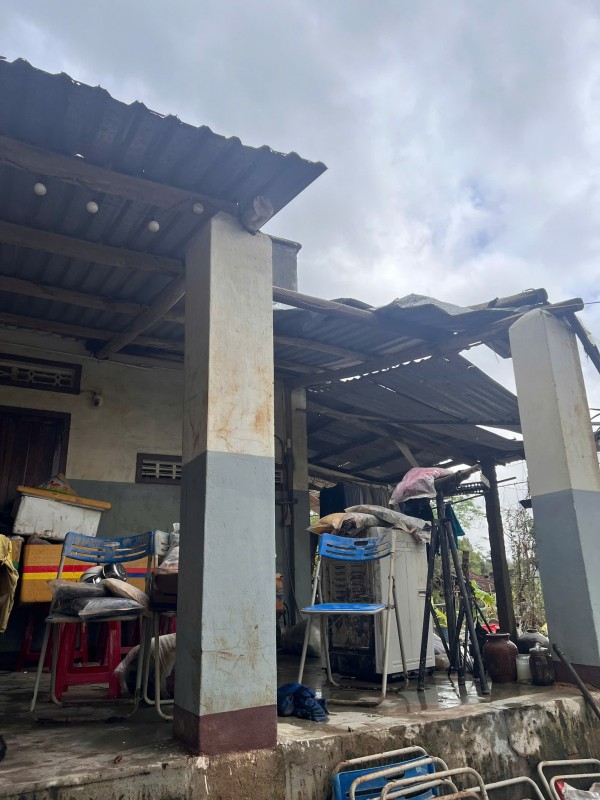 Cứu trợ miền Trung: Thùng nước của thầy giáo và tấm lòng người Phú Yên