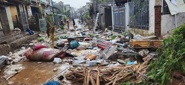 Cứu trợ miền Trung: Thùng nước của thầy giáo và tấm lòng người Phú Yên