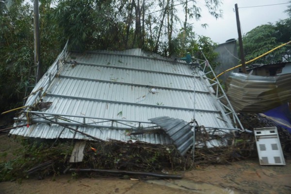 Cứu trợ miền Trung: Thùng nước của thầy giáo và tấm lòng người Phú Yên