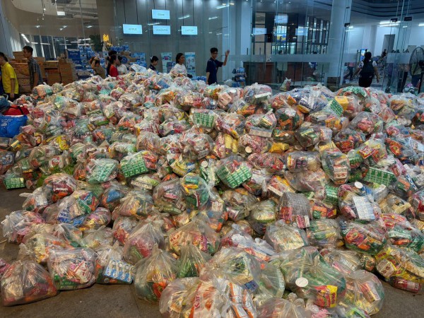 Cứu trợ vùng lũ miền Trung: Hàng ngàn sinh viên TP.HCM cấp tập xuyên đêm