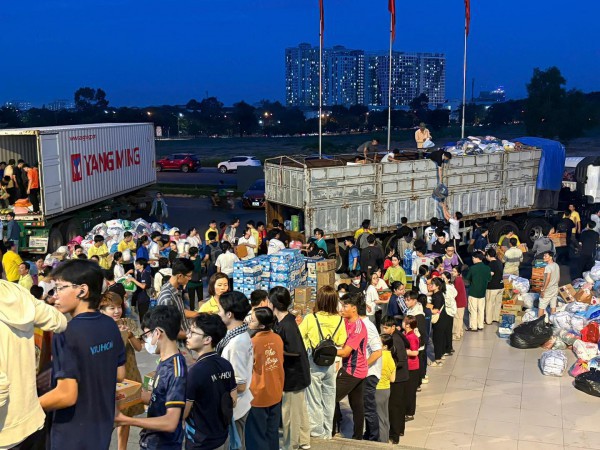 Cứu trợ vùng lũ miền Trung: Hàng ngàn sinh viên TP.HCM cấp tập xuyên đêm