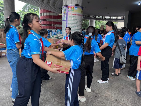 Cứu trợ vùng lũ miền Trung: Hàng ngàn sinh viên TP.HCM cấp tập xuyên đêm