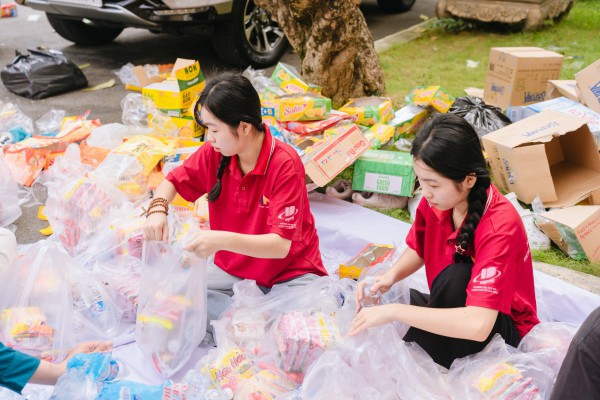 Cứu trợ vùng lũ miền Trung: Hàng ngàn sinh viên TP.HCM cấp tập xuyên đêm