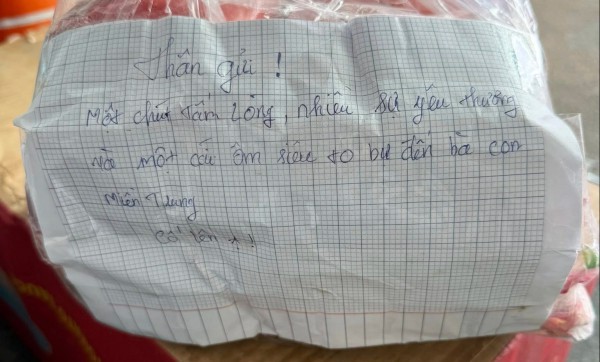 Cứu trợ vùng lũ miền Trung: Hàng ngàn sinh viên TP.HCM cấp tập xuyên đêm