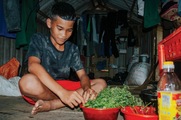 Dựng lán trại gần trường để đi học