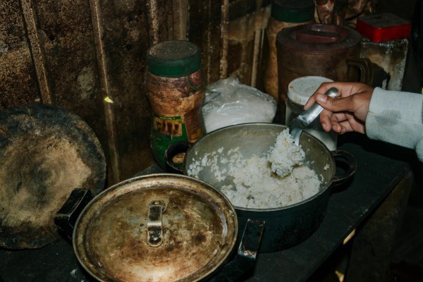 Dựng lán trại gần trường để đi học