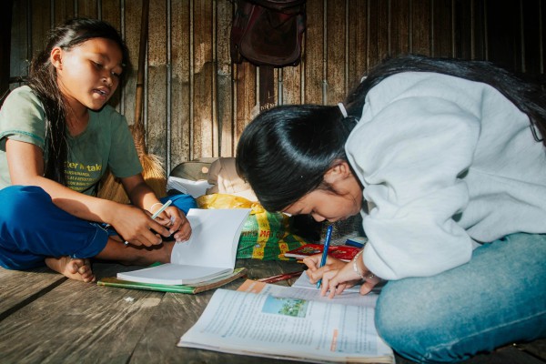 Dựng lán trại gần trường để đi học