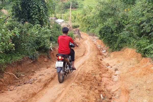 Dựng lán trại gần trường để đi học