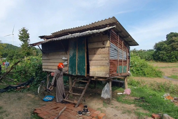 Dựng lán trại gần trường để đi học