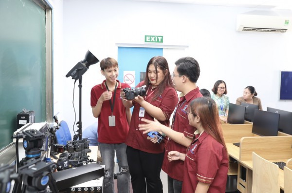 Gen Z nên chọn học ngành truyền thông ở đâu? Gen Z nên chọn học ngành truyền thông ở đâu?