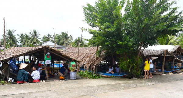 Gian nan đường đến trường bằng vỏ lãi của học sinh miền Tây Gian nan đường đến trường bằng vỏ lãi của học sinh miền Tây