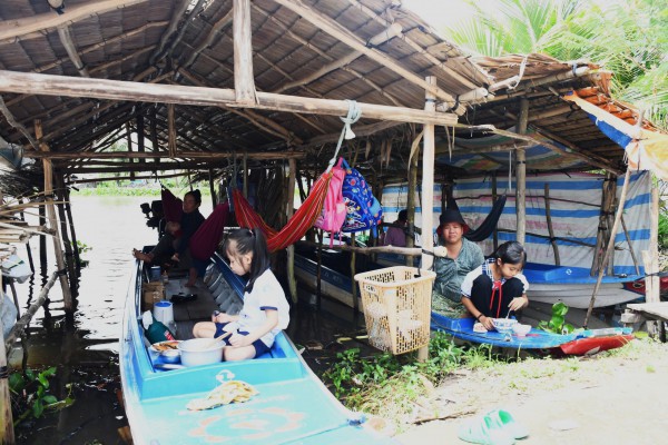 Gian nan đường đến trường bằng vỏ lãi của học sinh miền Tây Gian nan đường đến trường bằng vỏ lãi của học sinh miền Tây