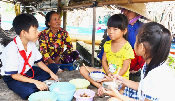 Gian nan đường đến trường bằng vỏ lãi của học sinh miền Tây Gian nan đường đến trường bằng vỏ lãi của học sinh miền Tây