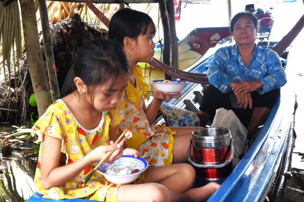 Gian nan đường đến trường bằng vỏ lãi của học sinh miền Tây Gian nan đường đến trường bằng vỏ lãi của học sinh miền Tây