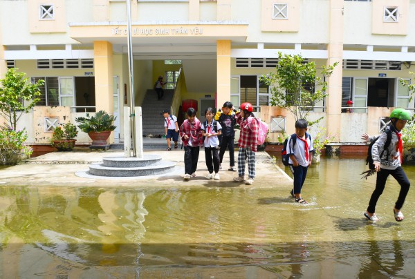 Gian nan đường đến trường bằng vỏ lãi của học sinh miền Tây Gian nan đường đến trường bằng vỏ lãi của học sinh miền Tây