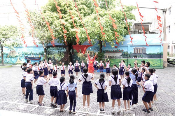 ”Giáo dục thành phố chưa bao giờ đặt nặng vấn đề học và thi cử” ”Giáo dục thành phố chưa bao giờ đặt nặng vấn đề học và thi cử”