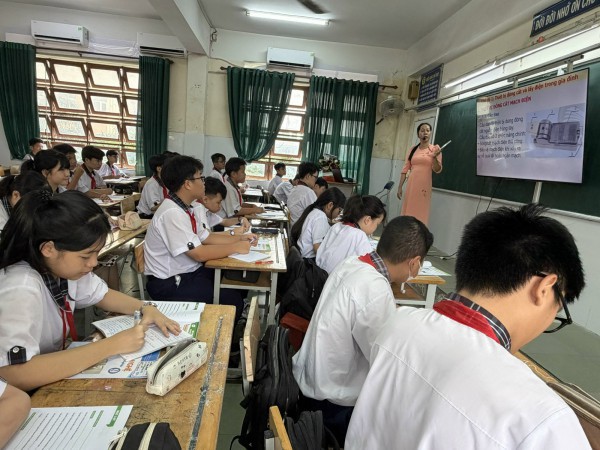 Giáo viên TP.HCM sẽ được trả lương dạy thêm giờ thực hiện 2 buổi/ngày ra sao?