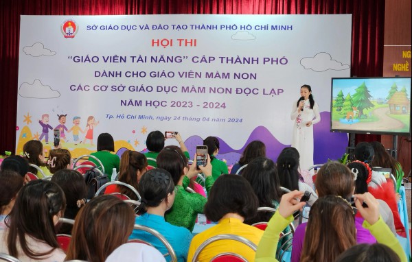 Giáo viên mầm non trổ tài múa rối, vừa đàn vừa hát Giáo viên mầm non trổ tài múa rối, vừa đàn vừa hát