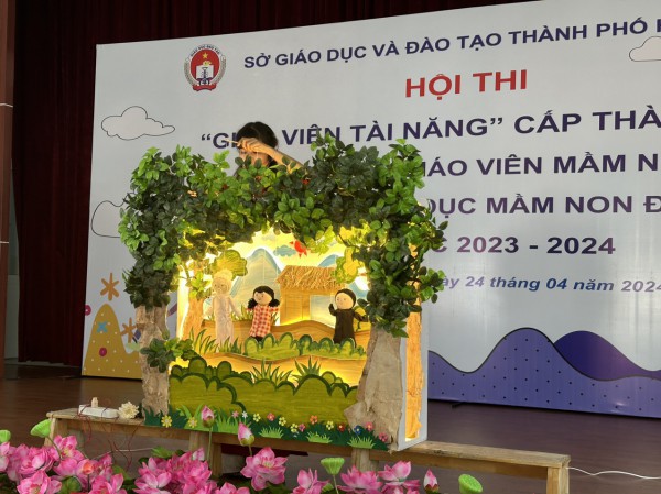 Giáo viên mầm non trổ tài múa rối, vừa đàn vừa hát Giáo viên mầm non trổ tài múa rối, vừa đàn vừa hát